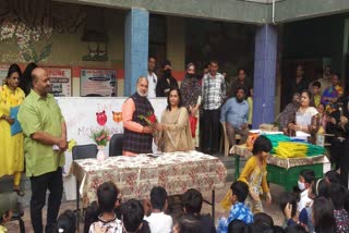 Former Mayor Jai Prakash gave prizes to children at  annual function of MCD primary school