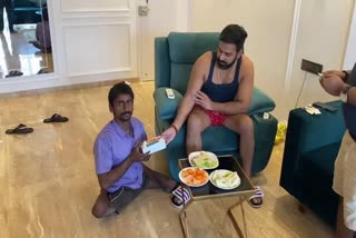 Pawan Singh gifted mobile phone to fan