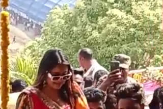 Neha Kakkar Reached Balaghat Visited temple