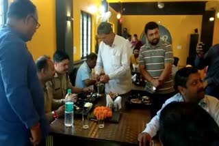 Harish Rawat reached Pyari Paharan restaurant