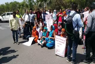 Protest in Gandhinagar: વિરોધ કરતા 80થી વધુ વિદ્યા સહાયક ઉમેદવારોની અટકાયત, મહિલાઓ અને બાળકો રડી પડ્યા
