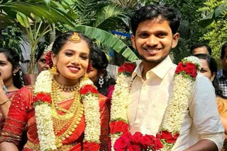 newlywed drowned in Kadanthara river  accident during photoshoot  newlyweds swept away during photoshoot  ഫോട്ടോഷൂട്ടിനിടെ നവദമ്പതികൾ ഒഴുക്കിൽപ്പെട്ടു  നവവരൻ മുങ്ങിമരിച്ചു  ഫോട്ടോഷൂട്ടിനിടെ അപകടം