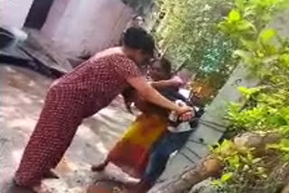 Mother Beat son brutally as he was addicted to a cannabis  കഞ്ചാവിന് അടിമയായ മകനെ അമ്മ മര്‍ദിച്ചു  കണ്ണില്‍ മുളകുപൊടി തേച്ച് മര്‍ദനം