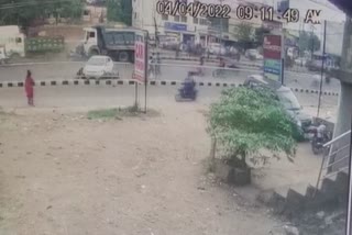 Bhubaneswar road accident man killed  Palasuni square hyva accident  അപകട പരമ്പര ഭുവനേശ്വർ  ബൈക്ക് ട്രക്ക് അപകടം