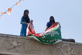 Women protest against liquor shop in Chhindwara