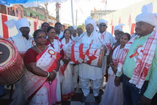 FM Rameshwar oraon played dhol mridang in Sarhul festival in jharkhand