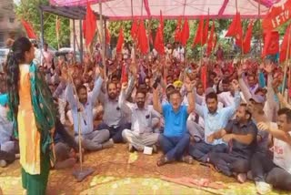 protest against the central government to change trade union rules in Gurdaspur