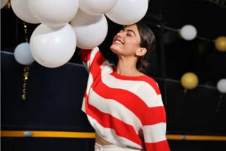 Rashmika mandanna celebrating her 26th birthday, Rashmika mandanna Birthday, Rashmika mandanna Birthday news, Actress Rashmika mandanna Birthday 2022, ರಶ್ಮಿಕಾ ಮಂದಣ್ಣ  26ನೇ ಹುಟ್ಟುಹಬ್ಬ ಆಚರಣೆ, ರಶ್ಮಿಕಾ ಮಂದಣ್ಣ ಹುಟ್ಟುಹಬ್ಬ, ರಶ್ಮಿಕಾ ಮಂದಣ್ಣ ಹುಟ್ಟುಹಬ್ಬದ ಸುದ್ದಿ, ನಟಿ ರಶ್ಮಿಕಾ ಮಂದಣ್ಣ ಹುಟ್ಟುಹಬ್ಬ 2022,