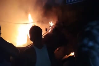 fire in hut Indore Two girls died