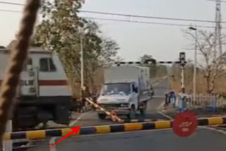 tempo railway crossing accident in mumbai