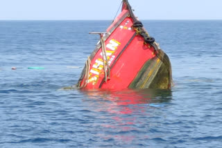 fishing boat overturns,Mangaluru fishing boat overturns,fishing boat lost at sea,ಆಳ ಸಮುದ್ರದಲ್ಲಿ ಮುಳುಗಡೆಯಾದ ಬೋಟ್,ಭಟ್ಕಳ ಬಂದರಿನಲ್ಲಿ ಬೋಟ್​ ಮುಳುಗಡೆ,ಸಮುದ್ರದಲ್ಲಿ ಬೋಟ್​ಗಳ ಮುಳುಗಡೆ