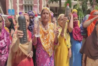 Women protest on water issue: વડોદરામાં દૂષિત પાણી પ્રશ્ને મહિલાઓમાં રોષ, કલેક્ટર કચેરીએ પાણીની બોટલો સાથે દેખાવો કર્યા