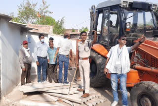 Satna liquor smuggler house destroyed