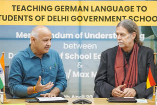 दिल्ली के शिक्षा मंत्री  मनीष सिसोदिया