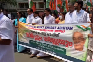 Kottayam (Kerala): Congress workers on April 04 held protested against fuel, LPG price hike in front of the head post office in Kottayam, Kerala. The protest was led by former Kerala Chief Minister Oommen Chandy. Several state governments had reduced Value-Added Tax (VAT) on petrol and diesel to provide relief to people.