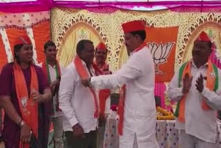 Gujarat Assembly Election 2022 : સ્થાપના દિવસે સુરત ભાજપે પાડ્યો મોટો ખેલ, કોંગ્રેસના પૂર્વ મહામંત્રી ભાજપના રંગે રંગાયા