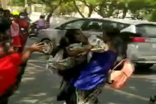 college girls grabbing their hair  college girls attacking  പ്രണയത്തിന്‍റെ പേരില്‍ തമ്മില്‍ തല്ല്  റോഡില്‍ തമ്മില്‍ തല്ലി വിദ്യാര്‍ഥിനികള്‍  അണ്ണാനഗറിലെ ബസ്റ്റോപ്പില്‍ പെണ്‍കുട്ടികള്‍ തമ്മില്‍ സംഘര്‍ഷം