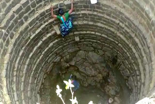 Women life danger for water in Nasik, Water problem in Maharashtra, Maharashtra news, ಬಿಂದಿಗೆ ನೀರಿಗಾಗಿ ಪ್ರಾಣವನ್ನೇ ಪಣಕ್ಕಿಡುವ ನಾಸಿಕ್​ ಮಹಿಳೆಯರು, ಮಹಾರಾಷ್ಟ್ರದಲ್ಲಿ ನೀರಿನ ಸಮಸ್ಯೆ, ಮಹಾರಾಷ್ಟ್ರ ಸುದ್ದಿ,
