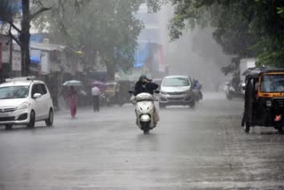 rain  ശക്തമായ കാറ്റിന് സാധ്യത  സംസ്ഥാനത്ത് കനത്ത മഴ  ഇടിമിന്നല്‍  തിരുവനന്തപുരം  കാലാവസ്ഥ നിരീക്ഷണ കേന്ദ്രം  ന്യൂനമര്‍ദം