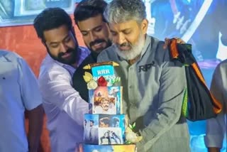 RRR 1000 cr Success Party: RRR સક્સેસ પાર્ટીમાં આમિર ખાન સહિત આ બોલિવૂડ સ્ટાર્સ પહોંચ્યા, સાથે મળીને કાપી કેક