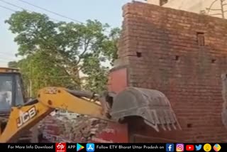 आजमगढ़ में चला अवैध निर्माण पर बुलडोजर