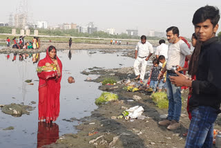 सूर्य को दिया अर्घ्य