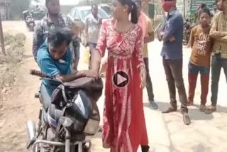 Chhattisgarhi Film Actress Beat Up Spot Boy: فلم اداکارہ نے اسپاٹ بوائے کو چپل سے پیٹا