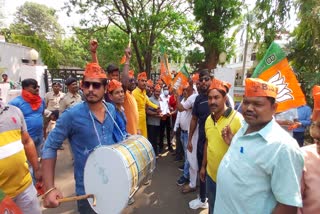 BJP in protest against arson in forests