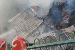 Building collapsed during fierce fire in Azad Market shop and car in grip of fire