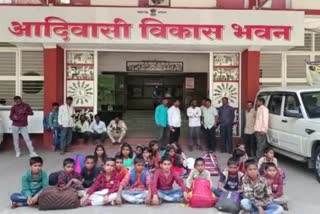 Sinnar taluka student strike outside Adivasi Vikas Bhavan