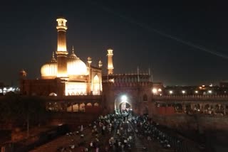 دہلی کی جامع مسجد میں افطار کا روح پرور منظر