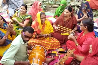 Vidisha people performed Bhajan on removal of liquor shop