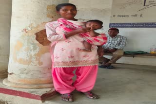 lady-constable-mukti-hissa-purti-doing-duty-with-child-in-her-lap-in-khunti-police-station