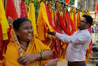 sajda khatoon selling mahaviri flag