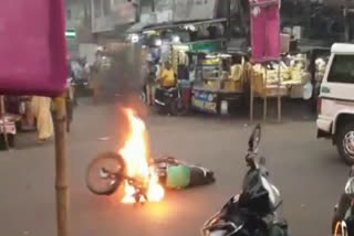 sudden-fire-broke-out-in-a-moving-motorcycle-in-dhanbad