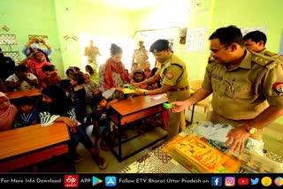 Government school, lucknow police, chirnjivi nath sinha  Lucknow latest news  etv bharat up news  बच्चों के भविष्य को संवारने का बीड़ा  ADCP Chiranjeevnath Sinha  adopted a government school  पुलिस कमिश्नरेट में तैनात  एडीसीपी चिरंजीव नाथ सिन्हा  अमीनाबाद के बेसिक प्राथमिक विद्यालय  मुख्यमंत्री योगी आदित्यनाथ