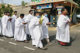 கிறிஸ்து புகழ் பாடி நடந்த குருத்தோலை ஊர்வலம்