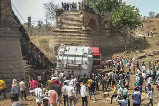 A British-era bridge on the dry Sukthwa river in Madhya Pradesh’s Betul collapsed while a lorry was crossing on Sunday