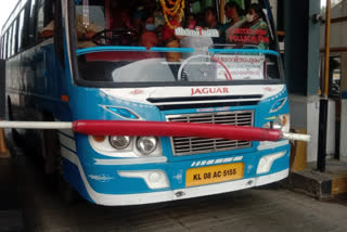 private buse protests panniyankara toll plaza  ടോൾ നൽകാതെ സർവീസ് നടത്തി സ്വകാര്യബസുകൾ  panniyankara toll plaza  പാലക്കാട് ഇന്നത്തെ വാര്‍ത്ത  palakkad todays news  പന്നിയങ്കരയില്‍ അമിത ടോള്‍ പിരിവ്