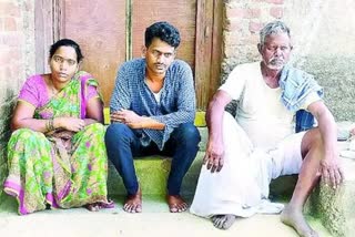 social ostracization in Madikunda village in Telangana  caste organization ostracizing a family in Madikunda village Kamareddy district  തെലങ്കാനയില്‍ മഡികുണ്ട ഗ്രാമത്തില്‍ സാമൂഹ്യ ബഹിഷ്‌കരണം  മഡികുണ്കയിലെ ജാതിക്കൂട്ടങ്ങള്‍  വിവാഹ സദ്യ നല്‍കാത്തതിന് സാമൂഹ്യ ബഹഷ്‌കരണം തെലങ്കാനയില്‍