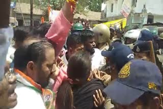 Indore congress worker war during protest