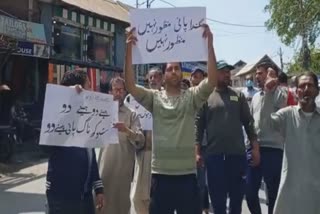 people-of-budgam-held-protest-against-jal-shakti-department