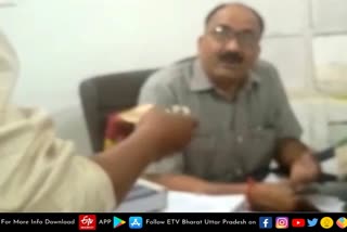 बाराबंकी  barabanki latest news  etv bharat up news  क्लर्क का रिश्वत लेते सामने आया वीडियो  Video viral of a clerk  clerk posted in the jurisdictional office  jurisdictional office in Barabanki  taking bribe  फतेहपुर क्षेत्राधिकारी कार्यालय  रिश्वत लेते सामने आया वीडियो