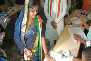 Congress candidate Yashoda Verma casts vote