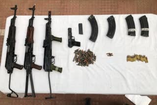 J-K: Police recovers arms  ammunition from a vehicle near Mehmoodabad bridge  ജമ്മുകശ്‌മിര്‍  ആയുധങ്ങളും വെടിക്കോപ്പുകളും പിടിച്ചെടു  arms, ammunition  ആയുധങ്ങളും വെടിക്കോപ്പുകളും പിടിച്ചെടുത്തു