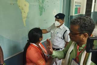 Ballygunge By Poll 2022 Police Officer Enter Polling Booth in Ballygunge Assembly