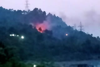 श्रीनगर के जंगल में लगी आग