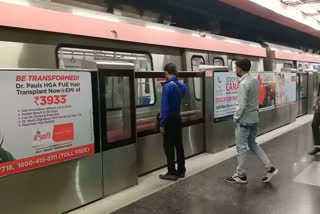 delhi Police introduced the separated girl to the father at the metro station