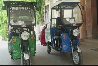 E rickshaw at Gujarat University Campus : ગુજરાત યુનિવર્સિટી કેમ્પસમાં ફરવા ઈ રિક્ષાનો લાભ મળશે