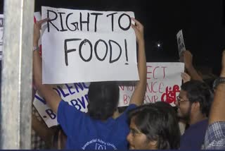 jnusu-protested-against-abvp-by-making-human-chain-and-posters